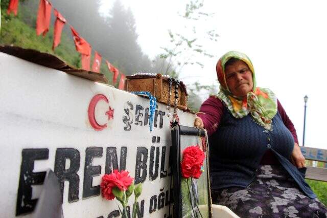 Eren Bülbül'ün annesi oğlunun mezarını ziyaret eden Ekrem İmamoğlu'na kırgın Eren Bülbül'ün annesi oğlunun mezarını ziyaret eden Ekrem İmamoğlu'na kırgın