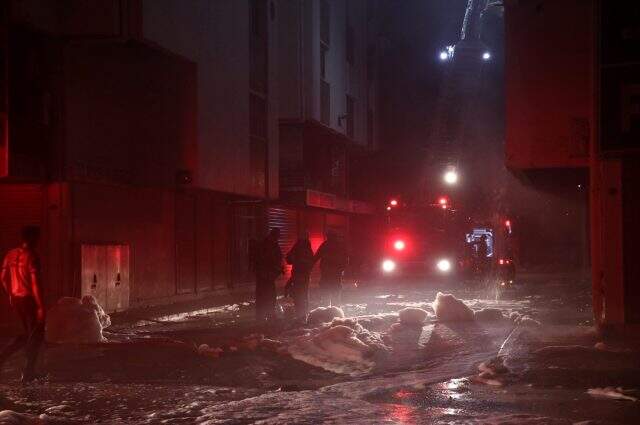 İş yerinde çıkan yangın bitişikteki 4 dükkana sıçradı İş yerinde çıkan yangın bitişikteki 4 dükkana sıçradı