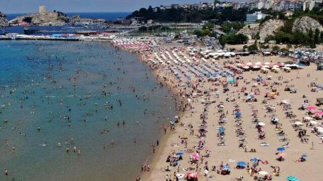 Şile'de adım atacak yer kalmadı:Bayramın ikinci gününde Ayazma Plajı doldu taştı Şile'de adım atacak yer kalmadı:Bayramın ikinci gününde Ayazma Plajı doldu taştı