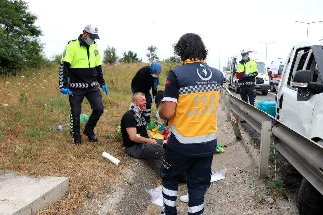 Zincirleme kaza zincirleme yaralanmaya neden oldu: 3 araçtan toplamda 8 kişi yaralandı Zincirleme kaza zincirleme yaralanmaya neden oldu: 3 araçtan toplamda 8 kişi yaralandı