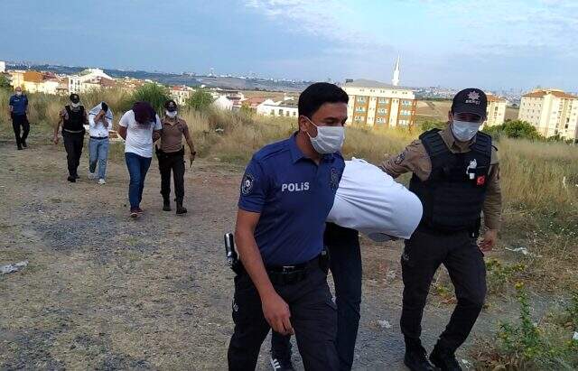 Ellerinde valizlerle yakalanan hırsızlardan biri 'Spor yapıyorduk' diyerek kendini savundu Ellerinde valizlerle yakalanan hırsızlardan biri 'Spor yapıyorduk' diyerek kendini savundu