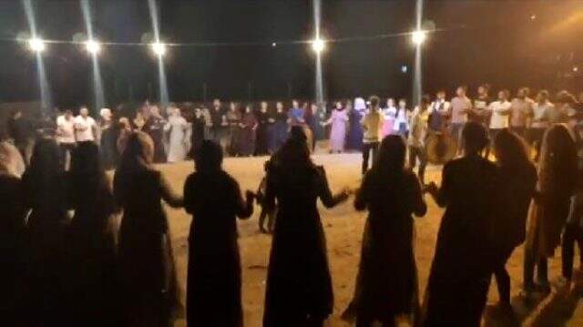 Koronanın en çok görüldüğü kentimizde 3 gün 2 gece süren düğünde onlarca kişi kol kola halay çekti Koronanın en çok görüldüğü kentimizde 3 gün 2 gece süren düğünde onlarca kişi kol kola halay çekti
