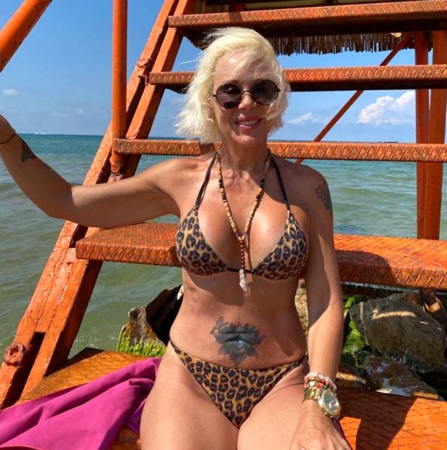 Leopar desenli bikinisiyle poz veren 57'lik Billur Kalkavan, fiziğiyle genç kızlara taş çıkarttı