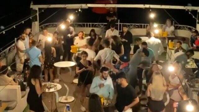 Virüse meydan okuyorlar! Kuralların hiçe sayıldığı yat partilerine bir yenisi daha eklendi Virüse meydan okuyorlar! Kuralların hiçe sayıldığı yat partilerine bir yenisi daha eklendi