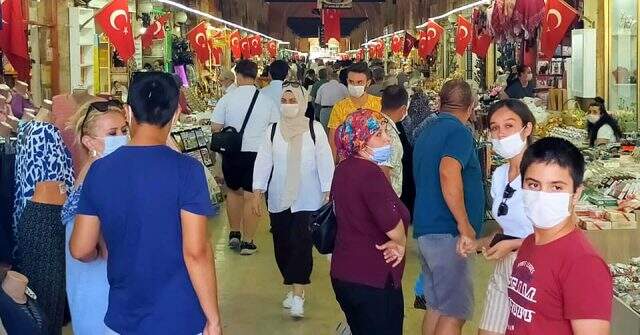 Bakan Koca'nın 'Vaka az' dediği Edirne'ye bayramda binlerce kişi akın etti