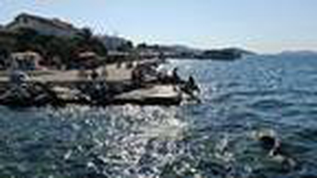 Vatandaşlar Büyükada'daki ücretli plajlara tepkili Vatandaşlar Büyükada'daki ücretli plajlara tepkili