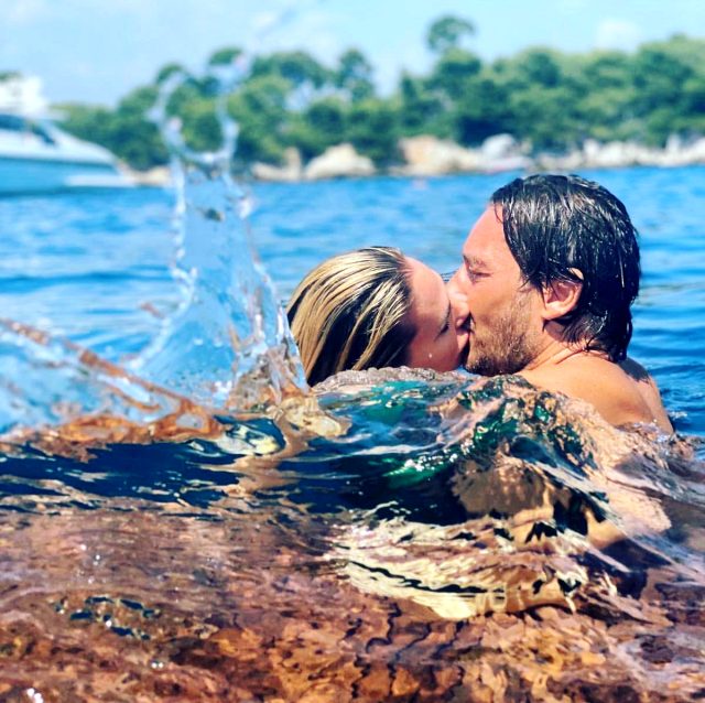 Ilary Blasi aşka geldi! Totti ile öpüştüğü fotoğraf on binlerce beğeni aldı