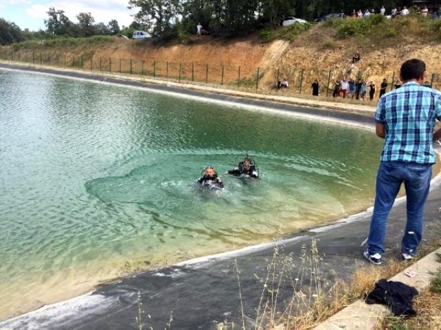 Serinlemek için gölete giren 2 genç boğuldu