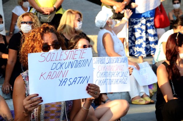 Murat Övüç eylemci kadınlar tarafından kovuldu