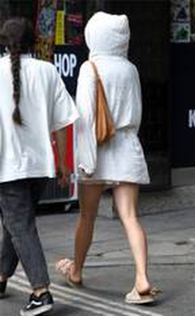 Beren Saat ve Melisa Şenolsun, Nişantaşı sokaklarında