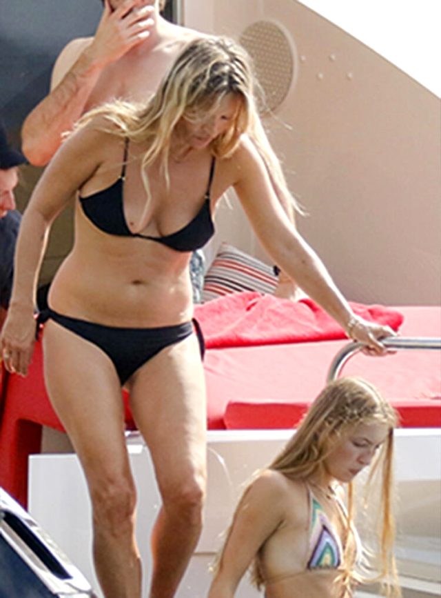 Dünyaca ünlü model Kate Moss, bikinili görüntülenmekten kurtulamadı