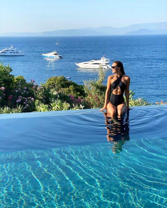 Ebru Şallı, tatil paylaşımlarına kötü yorum yapanlara sert çıktı: Kimseye hesap vermeyeceğim