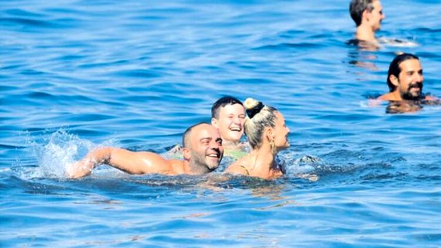 Eski Fenerbahçeli Semih Şentürk, eşiyle denizde öpüşürken objektiflere yansıdı
