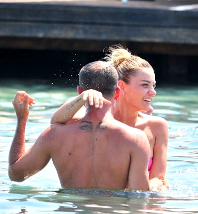 Eski Fenerbahçeli Semih Şentürk, eşiyle denizde öpüşürken objektiflere yansıdı