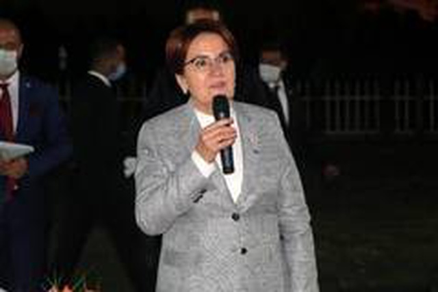 Vakaların arttığı şu günlerde tepki çeken görüntü! İYİ Parti'nin programında maske ve sosyal mesafe hiçe sayıldı Vakaların arttığı şu günlerde tepki çeken görüntü! İYİ Parti'nin programında maske ve sosyal mesafe hiçe sayıldı