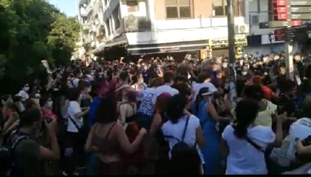 İzmir'de izinsiz yürüyüş yapmak isteyen kadınlara polis müdahale etti: 16 gözaltı