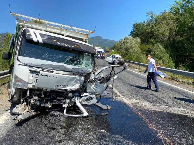 Otomobil ile kamyonun çarpıştığı kazada can pazarı yaşandı: 2 ölü, 3 yaralı