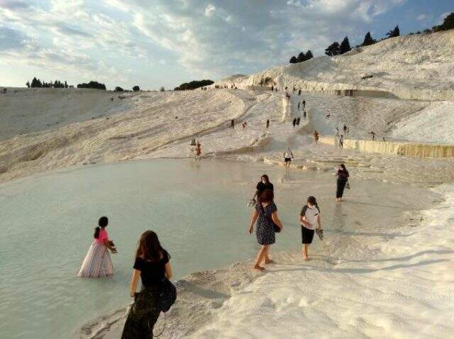 Unesco mirası travertenlere atılan maske ve su şişelerine, ziyaretçiler büyük tepki gösterdi Unesco mirası travertenlere atılan maske ve su şişelerine, ziyaretçiler büyük tepki gösterdi
