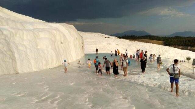 Unesco mirası travertenlere atılan maske ve su şişelerine, ziyaretçiler büyük tepki gösterdi Unesco mirası travertenlere atılan maske ve su şişelerine, ziyaretçiler büyük tepki gösterdi