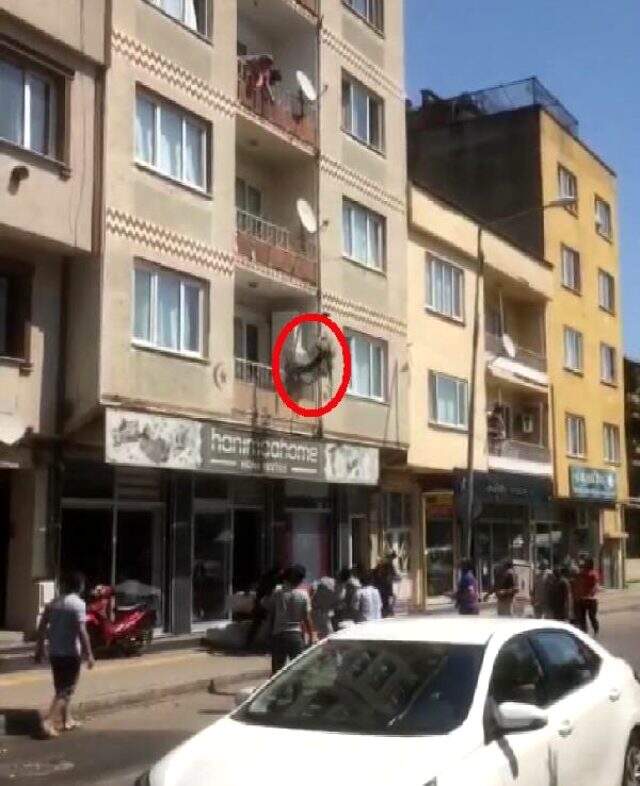 Balkondan atlayan kadın, çevredekilerin kaldırıma koyduğu yatak sayesinde kurtuldu