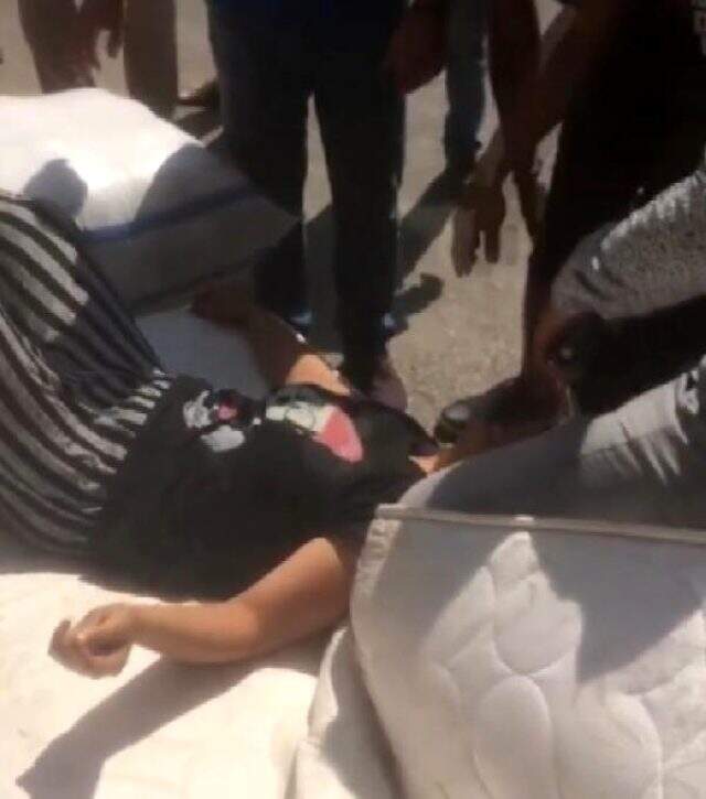Balkondan atlayan kadın, çevredekilerin kaldırıma koyduğu yatak sayesinde kurtuldu
