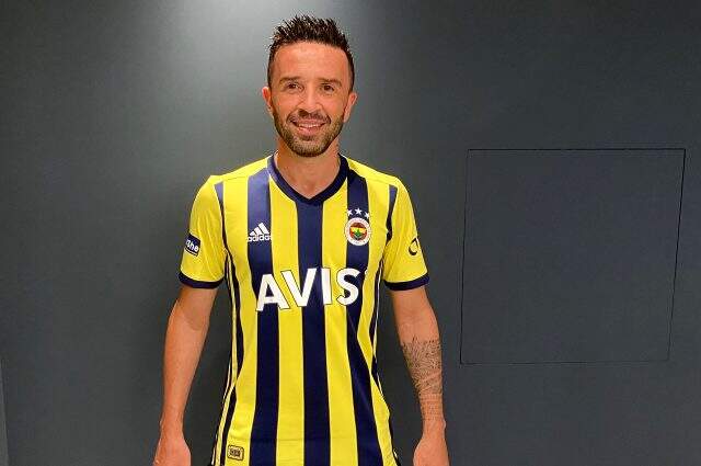 Fenerbahçe, transferlerle birlikte yeni sezonda giyeceği çubuklu formayı da tanıttı
