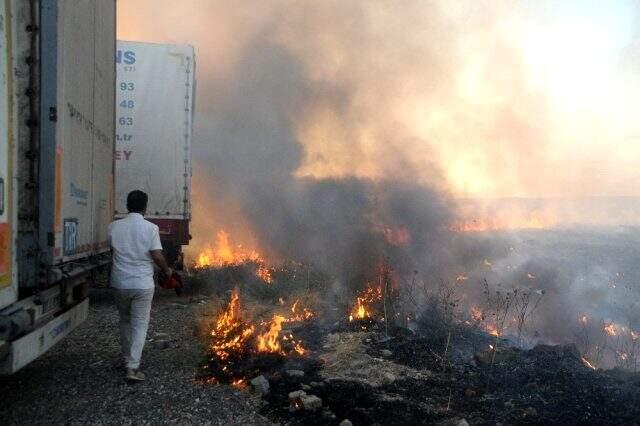 Sigara izmariti tarlayı küle çevirdi,TIR dorselerini vatandaşların duyarlılığı kurtardı Sigara izmariti tarlayı küle çevirdi,TIR dorselerini vatandaşların duyarlılığı kurtardı