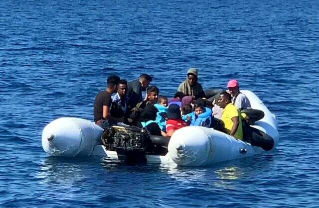 Yunanistan'ın motorunu söküp karasularımıza ittiği sığınmacı botunu Türk Sahil Güvenliği kurtardı
