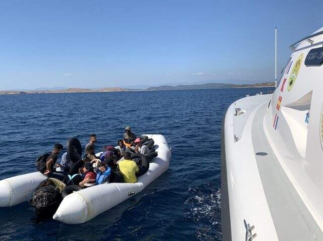 Yunanistan'ın motorunu söküp karasularımıza ittiği sığınmacı botunu Türk Sahil Güvenliği kurtardı
