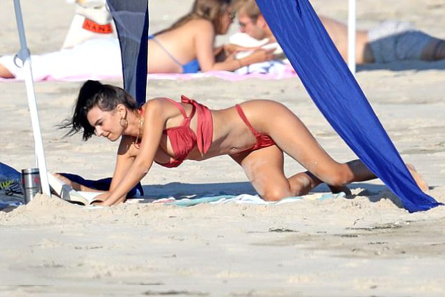 Dünyaca ünlü model Emily Ratajkowski, sahilde fotoğraflandığını fark edince poz vermekten geri durmadı