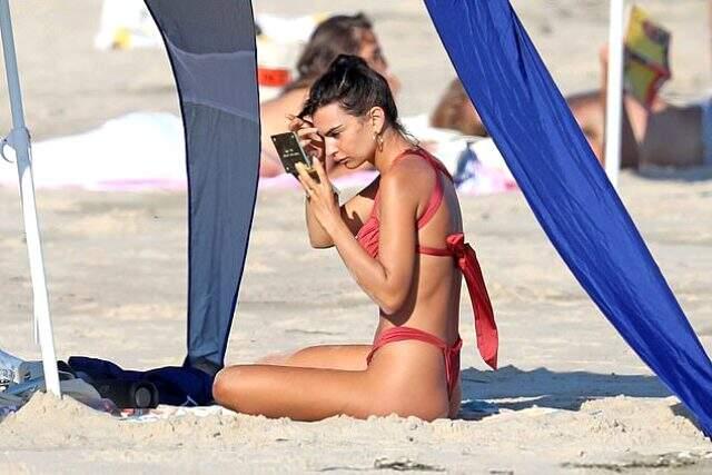 Dünyaca ünlü model Emily Ratajkowski, sahilde fotoğraflandığını fark edince poz vermekten geri durmadı