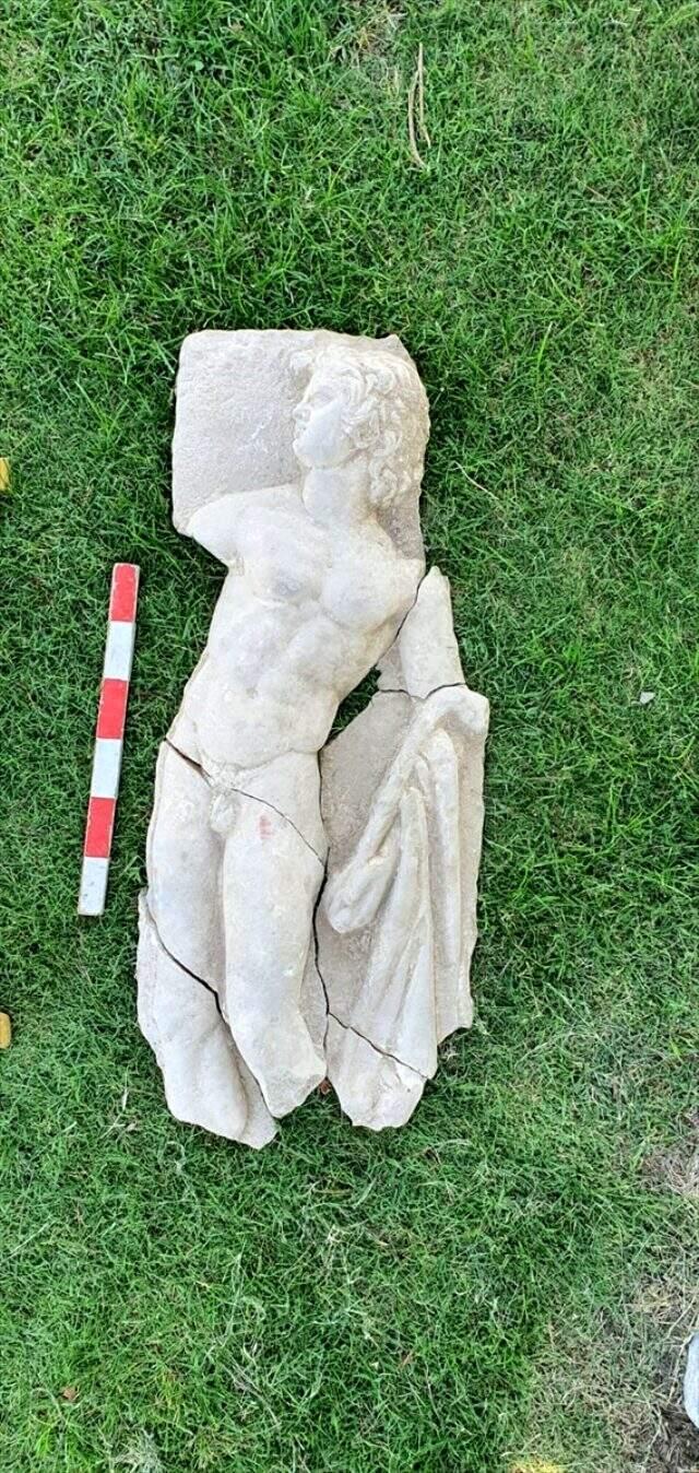 İzmir'de mitolojik varlık Satyros'un kabartması bulundu