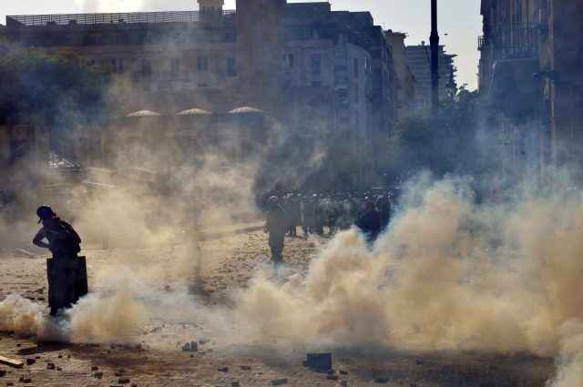 Beyrut'ta güvenlik güçleri ile protestocular arasında çatışma çıktı: 1 polis memuru öldü, 238 kişi yaralandı