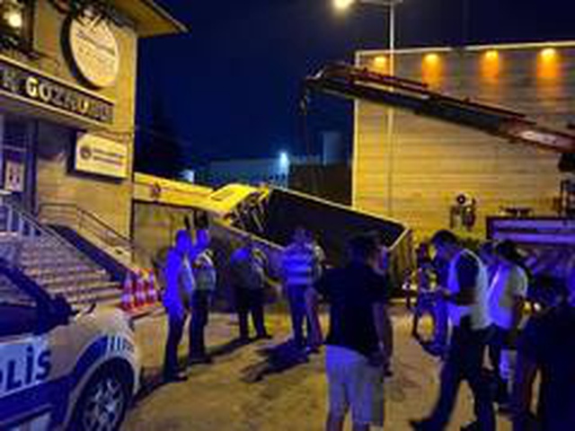 Çöken yola düşen kamyon şaha kalktı Çöken yola düşen kamyon şaha kalktı