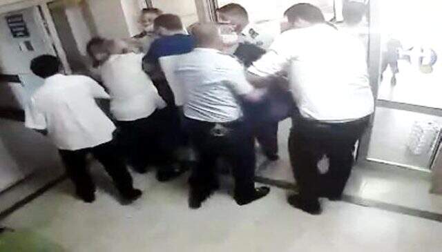 Hastanede ortalık bir anda karıştı! Kadın güvenlik görevlisi, uyardığı ziyaretçinin saldırısına uğradı Hastanede ortalık bir anda karıştı! Kadın güvenlik görevlisi, uyardığı ziyaretçinin saldırısına uğradı
