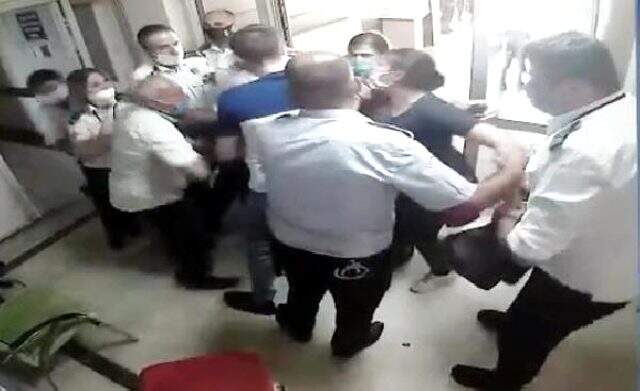 Hastanede ortalık bir anda karıştı! Kadın güvenlik görevlisi, uyardığı ziyaretçinin saldırısına uğradı Hastanede ortalık bir anda karıştı! Kadın güvenlik görevlisi, uyardığı ziyaretçinin saldırısına uğradı