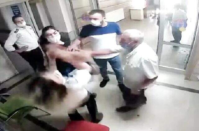 Hastanede ortalık bir anda karıştı! Kadın güvenlik görevlisi, uyardığı ziyaretçinin saldırısına uğradı Hastanede ortalık bir anda karıştı! Kadın güvenlik görevlisi, uyardığı ziyaretçinin saldırısına uğradı
