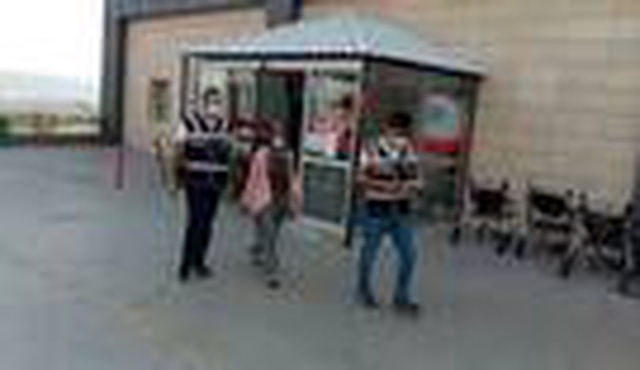 Gündüz vakti eve giren kadın hırsız perdeleri de çaldı! Evden çıkarken kameraya yakalandı Gündüz vakti eve giren kadın hırsız perdeleri de çaldı! Evden çıkarken kameraya yakalandı