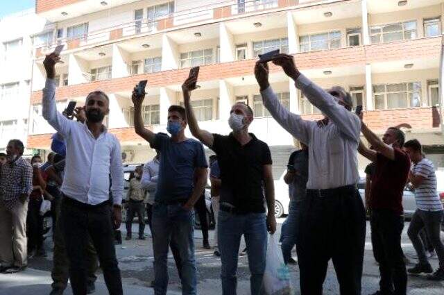 Tabelaya yuva yapan arılar yüzünden esnaf iş yerlerini açamadı Tabelaya yuva yapan arılar yüzünden esnaf iş yerlerini açamadı