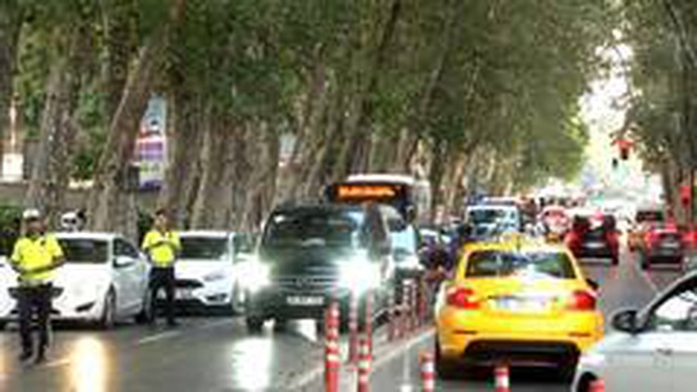 Kontrolü kaybeden motosiklet, yayaların arasına daldı