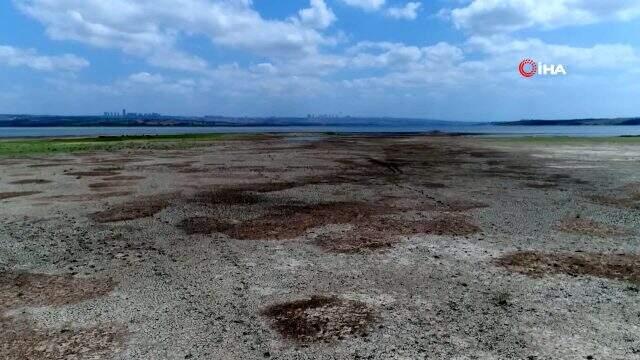 Büyükçekmece Gölü'nde yaşanan kuraklık drone ile havadan görüntülendi