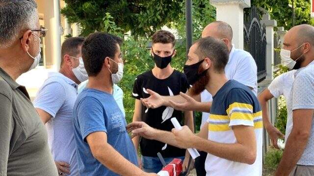 İskenderun'da cenazeler karıştı: Türk vatandaşın naaşı Suriyeli aile tarafından teslim alınınca gerginlik yaşandı İskenderun'da cenazeler karıştı: Türk vatandaşın naaşı Suriyeli aile tarafından teslim alınınca gerginlik yaşandı