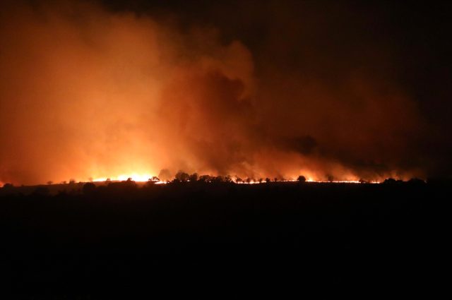 Orman yangınının 3. günüde alevler Türkiye'ye doğru ilerliyor