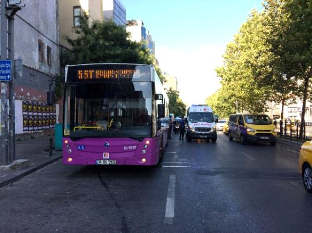Beyoğlu'nda yaya otobüse çarptı