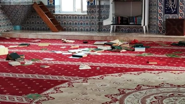 Camiye büyük saygısızlık! Dini kitaplara zarar verip, ses sistemini bozdular