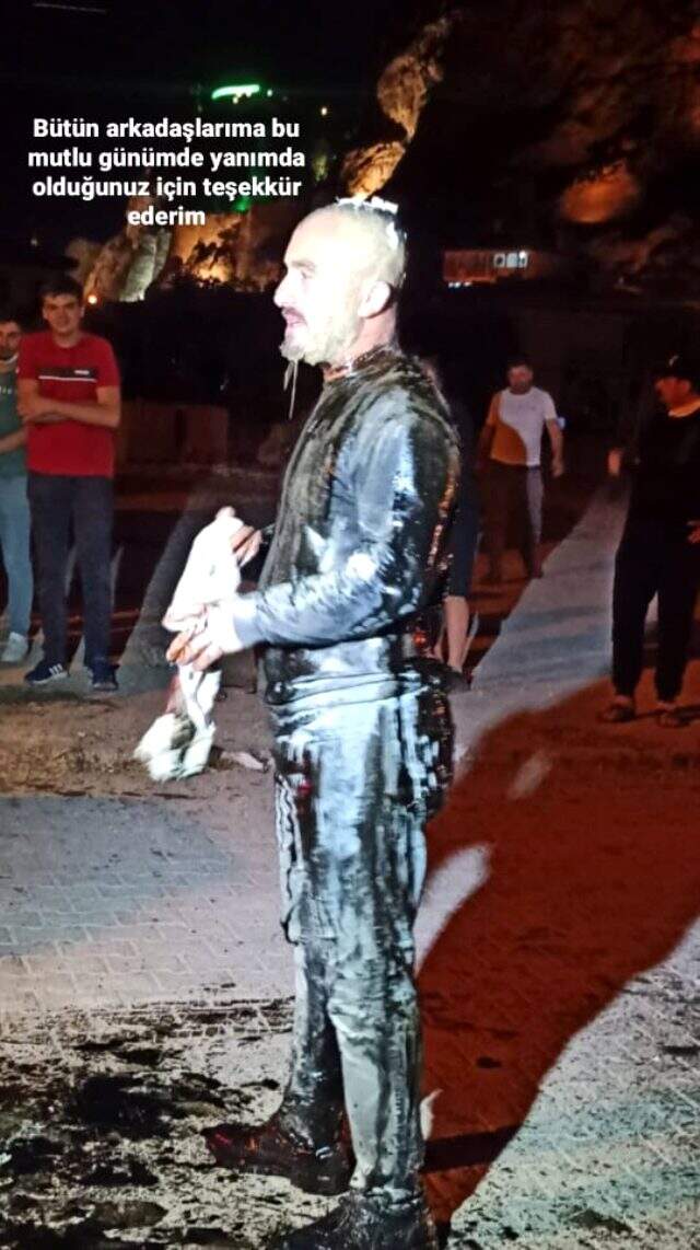 Düğünde ilginç görüntüler! Damadın başında onlarca yumurta kırıldı, yanık yağ döküldü Düğünde ilginç görüntüler! Damadın başında onlarca yumurta kırıldı, yanık yağ döküldü
