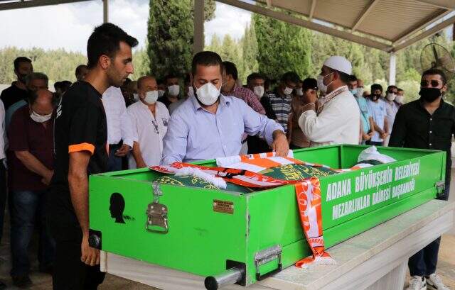 Kansere yenik düşen spiker Emre Gönlüşen son yolculuğuna uğurlandı