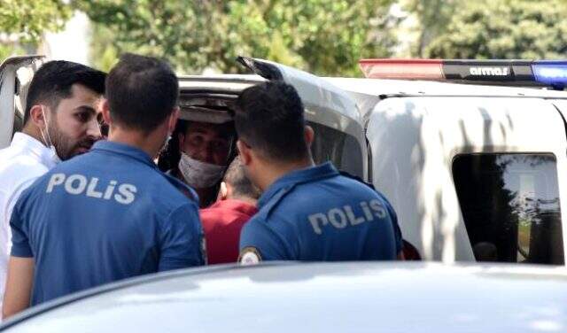 Patronunun çekini bozduran çalışan, 'Hırsız var' deyip arkadaşlarıyla kaçtı