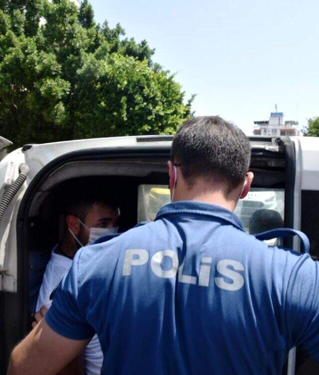 Patronunun çekini bozduran çalışan, 'Hırsız var' deyip arkadaşlarıyla kaçtı