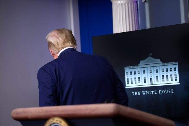 ABD Başkanı Trump basın toplantısı düzenlediği sırada Gizli Servis tarafından salondan çıkarıldı ABD Başkanı Trump basın toplantısı düzenlediği sırada Gizli Servis tarafından salondan çıkarıldı